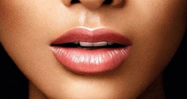 applying lipstick: contouring