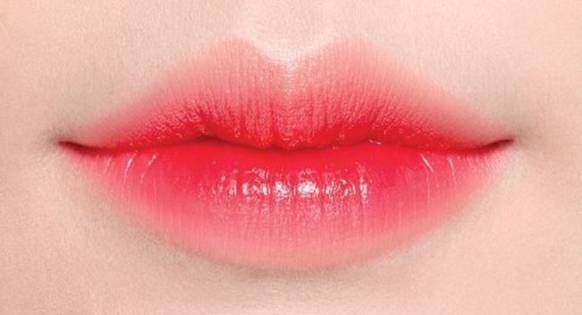 applying lipstick: gradient