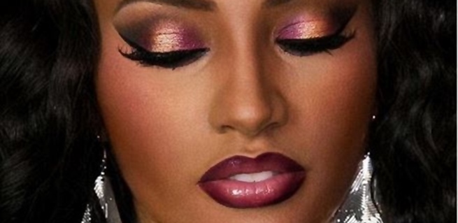 applying lipstick: ombre